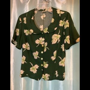 Green fitted button down blouse w/white leaves NWT